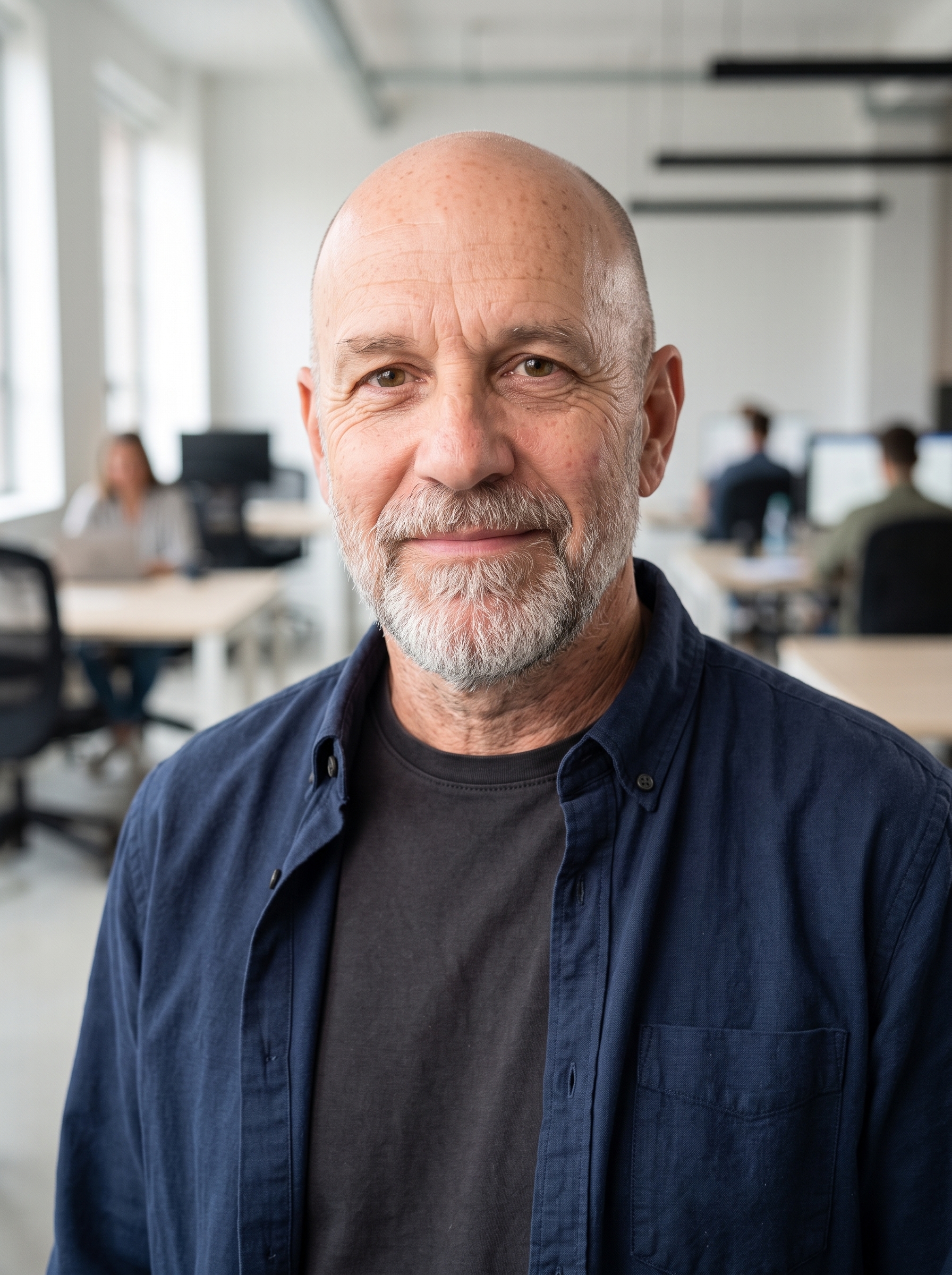 Beispiel für Modern Office · Tee Overshirt-Headshot